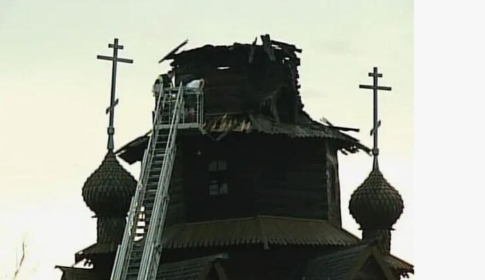 Деревянный храм в Суздале загорелся от удара молнии, даже в наше время молниезащита непростое дело.