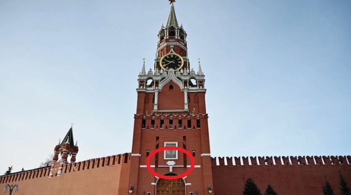 Римский знак на Спасской башне Кремля