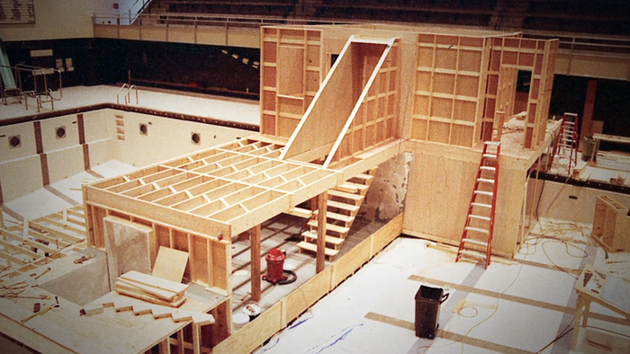 Затопленый подвал Макалистеров тоже снимали в бассейне заброшенной школы.