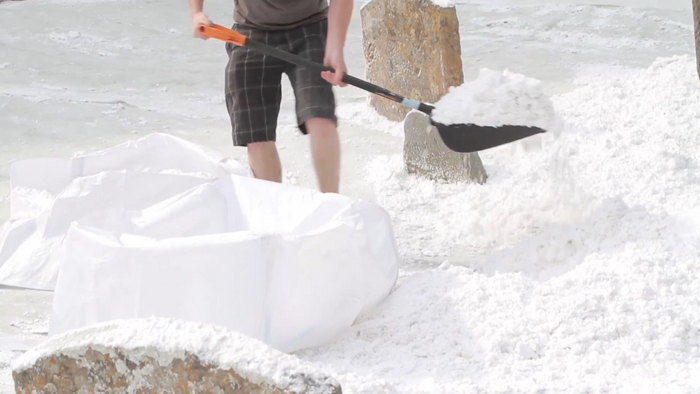 Искусственный снег из пенопластовых гранул.