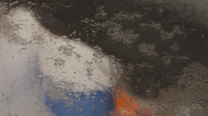 Узоры даже не нужно рисовать. Они кристаллизуются сами, когда раствор подсыхает.