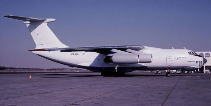 Unsuccessful landing of the Il-76 and delicate balancing on two landing gears - My, Aviation, Airplane, The airport, Flight, Afghanistan, Dushanbe, Tajikistan, Pilot, IL-76, Kabul, Crash, Video, Longpost