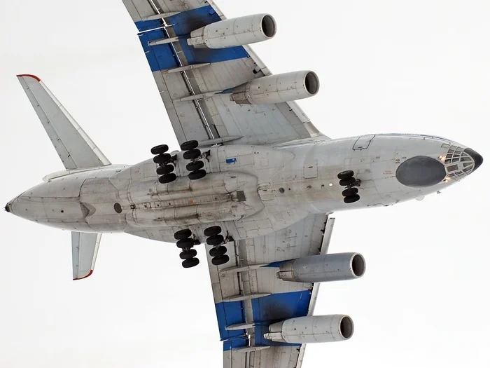 Unsuccessful landing of the Il-76 and delicate balancing on two landing gears - My, Aviation, Airplane, The airport, Flight, Afghanistan, Dushanbe, Tajikistan, Pilot, IL-76, Kabul, Crash, Video, Longpost