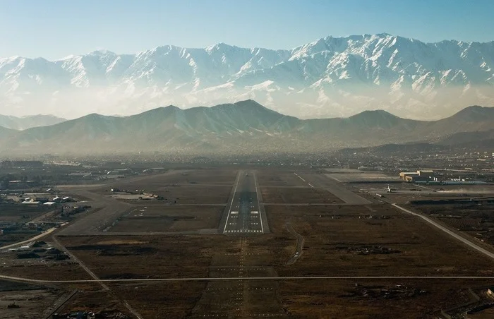 Unsuccessful landing of the Il-76 and delicate balancing on two landing gears - My, Aviation, Airplane, The airport, Flight, Afghanistan, Dushanbe, Tajikistan, Pilot, IL-76, Kabul, Crash, Video, Longpost