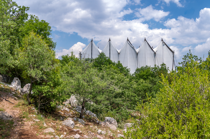 На период реставрации храм накрыт защитным шатром