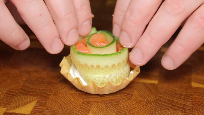 Простые тарталетки с лососем, огурцом и сливочным сыром Рецепт, Видео рецепт, YouTube, Закуска, Видео, Длиннопост