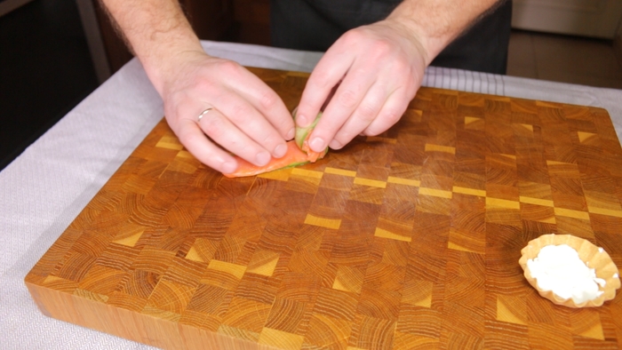 Простые тарталетки с лососем, огурцом и сливочным сыром Рецепт, Видео рецепт, YouTube, Закуска, Видео, Длиннопост