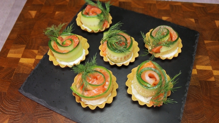 Простые тарталетки с лососем, огурцом и сливочным сыром Рецепт, Видео рецепт, YouTube, Закуска, Видео, Длиннопост