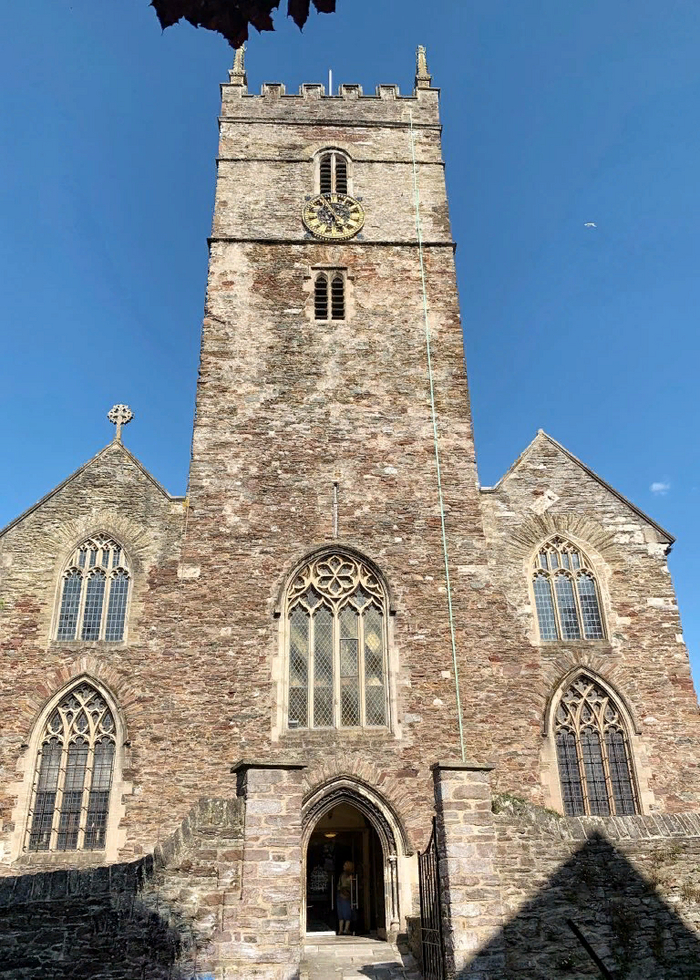 Сент-Сэвиор, Дартмут, место захоронения Холи.