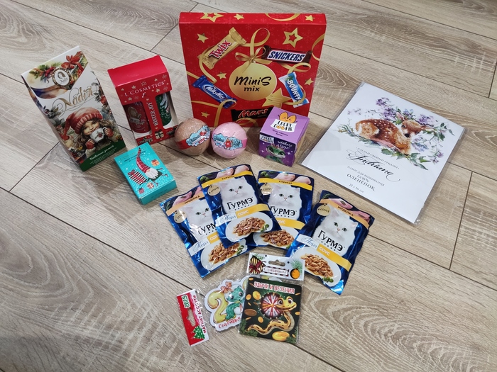 Чай, конфетки, печенье с предсказанием, крем, мыло ручной работы и бомбочки для ванны, магнитики, набор для вышивания крестиком, корм для кошки
