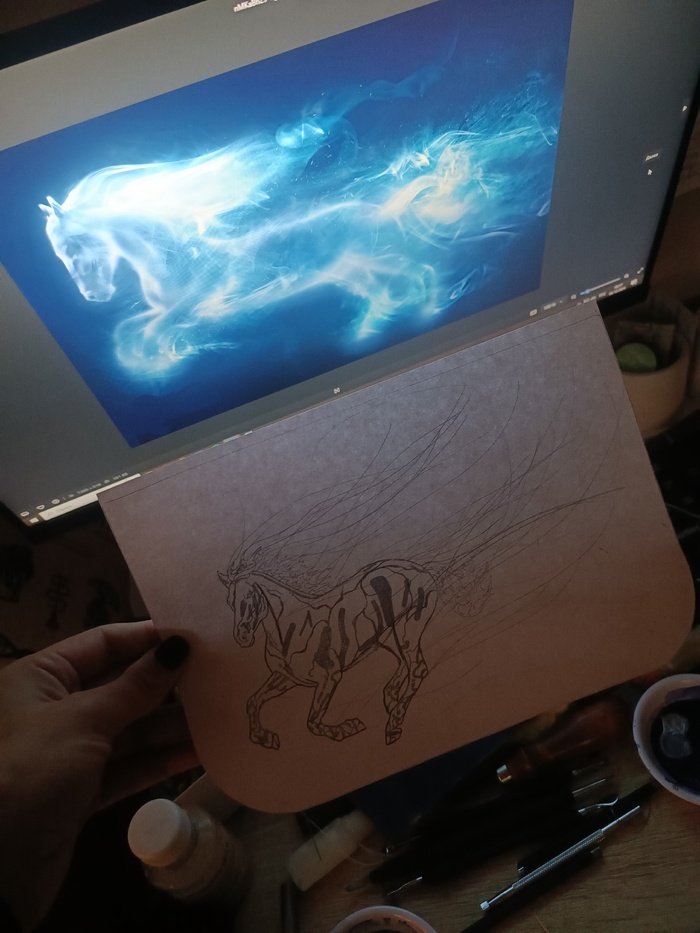 Исходник и эскиз (переделывала другой эскиз - этот конь изначально был в огне, но мелочи же)