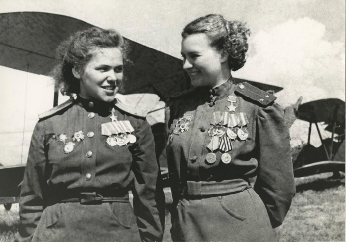 Женщины, кстати, тоже совершали воздушные тараны. Первый из таких зафиксирован уже в сентябре 1941 года. Лётчица погибла...