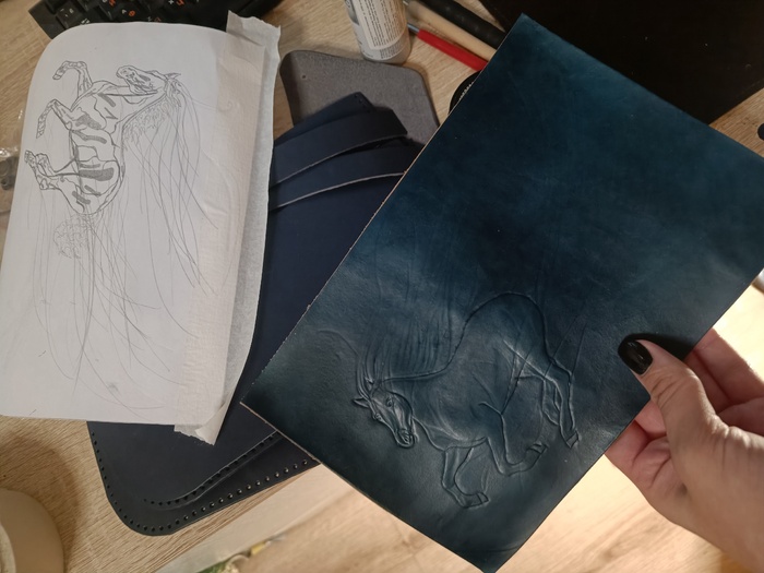 Да, морда мне тоже не нравится, решила поправлять уже в росписи... Тут проблема в том, что я не дружу с конями, а значит плохо могу в их анатомию(