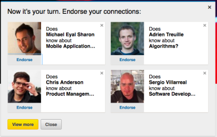 После получения подтверждения навыка, LinkedIn эксплуатирует вашу склонность ответить взаимностью, предлагая еще четверых человек для последующего подтверждения.