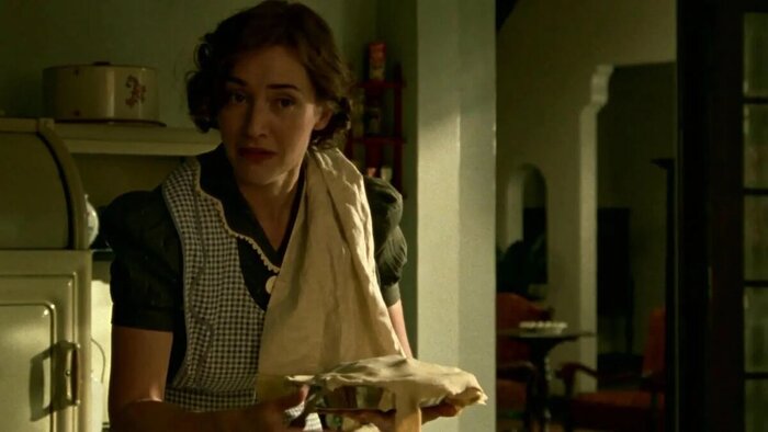 Кадр из сериала "Милдред Пирс". В начале, кстати, сильно залипла на то, как героиня раскатывает тесто для пирогов и собирает их, чтобы отправить в печь.