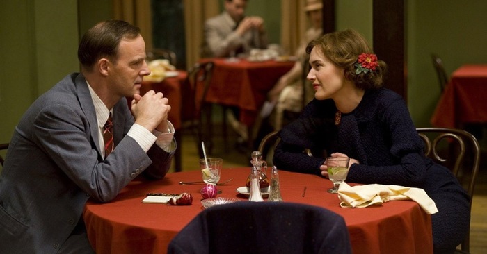 Кадр из сериала "Милдред Пирс". Милдред и Берт (муж) в ресторане.