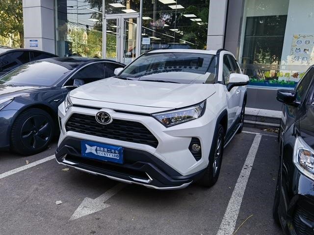 Обзор: Почему Toyota RAV4 — лидер среди кроссоверов? Авто, Внедорожник, Toyota RAV4