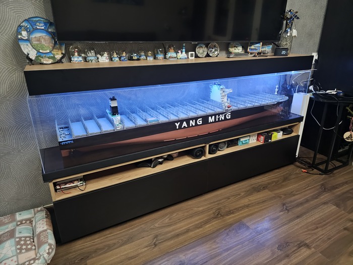 Жаль нет бутылок нужного размера, запихнул бы его в бутылку.