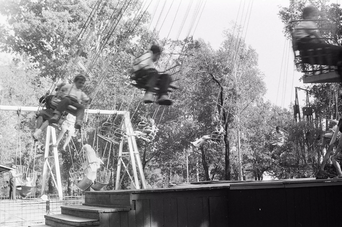 Дети на карусели в парке Хабаровска. Фото 1980-х годов
