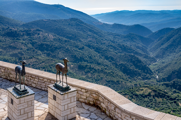 Долина реки Неда, названной по имени нимфы, воспитавшей Зевса. Где-то там внизу есть живописный 50-метровый водопад.