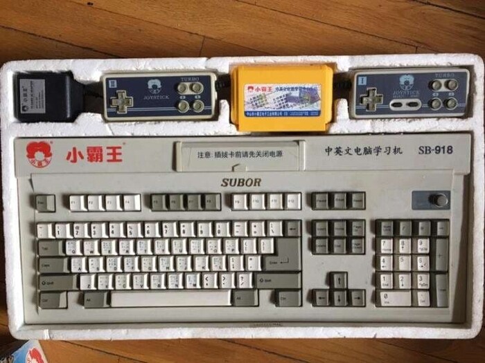 Subor SB-918. Год выхода не известен. Фото позаимствовано с <a href="https://pikabu.ru/story/razbiraya_byeklog_chast_10_rastsvet_yepokhi_multimedia_ili_6_neobyichnyikh_obrazovatelnyikh_igr_19921994_12184931?u=https%3A%2F%2Fdiscuss.grouvee.com%2Ft%2Fweekly-gaming-history-exercise-1%2F11301&t=https%3A%2F%2Fdiscuss.grouvee.com%2Ft%2Fweekly-gaming-history-exercise-1%2F11301&h=db67097b0dce3c04bef85e833b83571649bf817f" title="https://discuss.grouvee.com/t/weekly-gaming-history-exercise-1/11301" target="_blank" rel="nofollow noopener">https://discuss.grouvee.com/t/weekly-gaming-history-exercise-1/11301</a>.