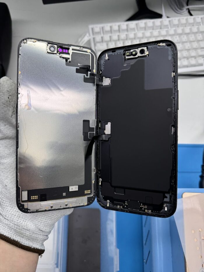 Вид изнутри Iphone 16 plus после снятия дисплея.