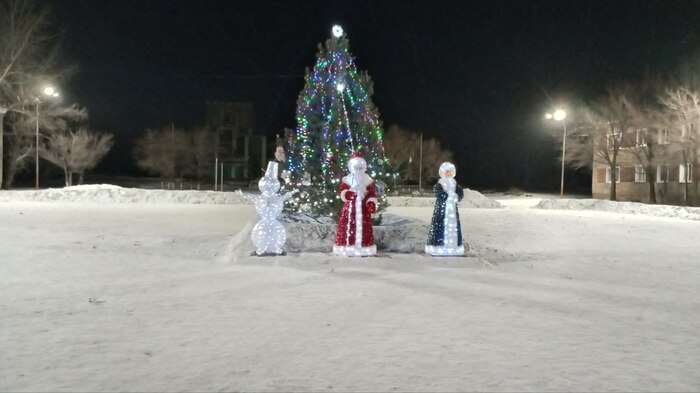 Из-за яркого света на площади не видно что эти фигуры светятся