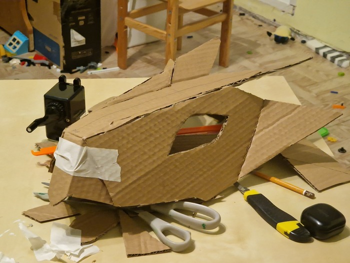 Каркас головы держится на бумажном скотче и термоклее