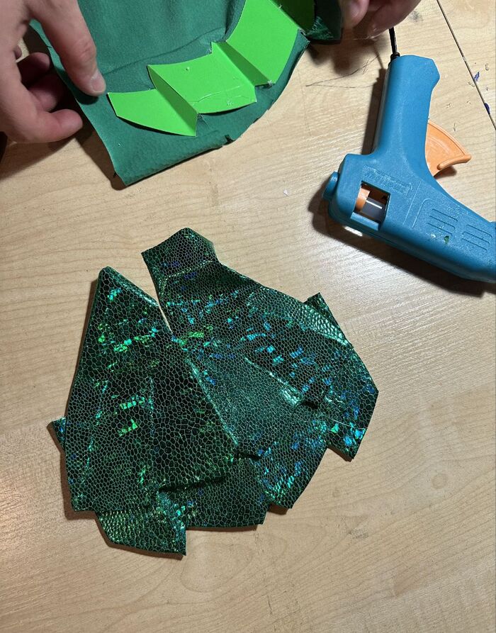 Броня на груди состоит просто из кусков картона, согнутых чуть гармошкой и обтянутых тканью