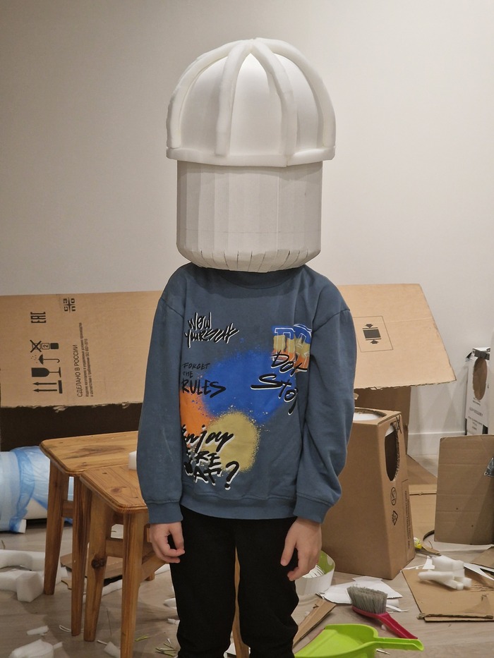 Примерка головы. Видно что голова и каска непропорционально высокие. Пришлось отрезать лишнее