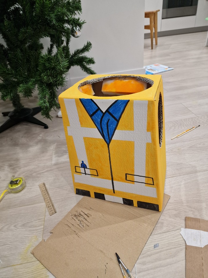 Корпус из картона. Слишком жидко развел гуашь и с первого раза не получилось ярко
