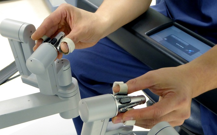 Органы управления манипуляторами робота «Да Винчи» (джойстики)