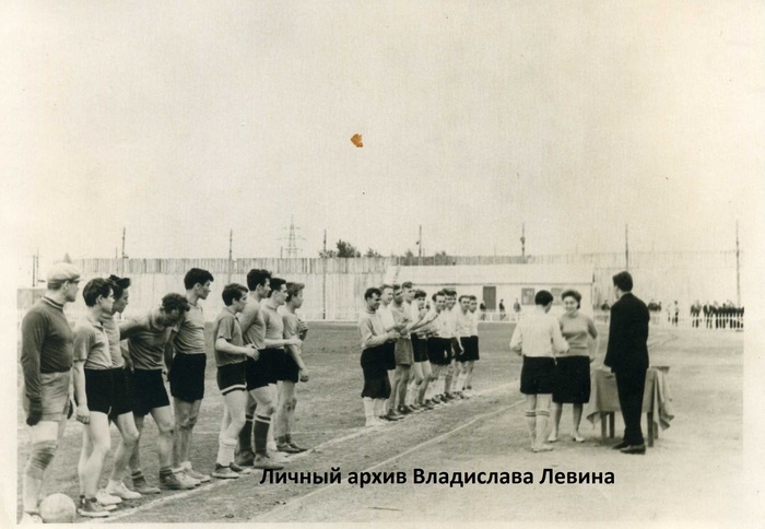 Стадион спортивного клуба имени Воровского. Август 1967 года. Ходова Зинаида Васильевна вручает награды (фотография из семейного архива автора).