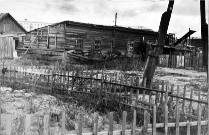 Такие строения были до постройки новых зданий в пос.Воровского.