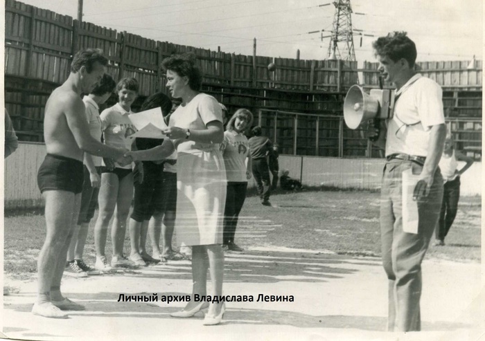 Стадион спортивного клуба имени Воровского. Август 1967 года. Ходова Зинаида Васильевна вручает награды (фотография из семейного архива автора).