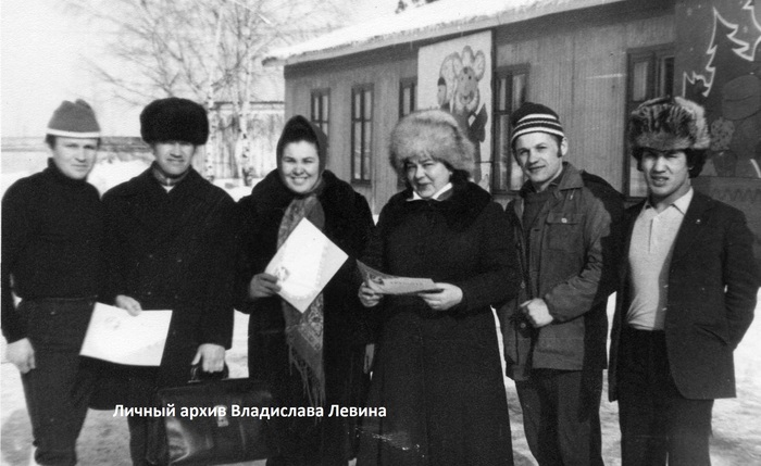 Вручение грамот и подарков (зима-весна, 1960-70гг.)