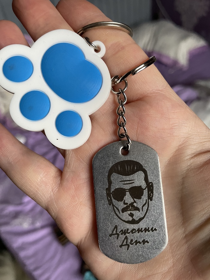 Брелок с Джонни - ммммммммммм))))) и брелок чтобы я не забывала что у меня есть четвероногий друг))))