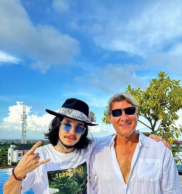 Фотография Тони и голливудского режиссера WADE HOBSON