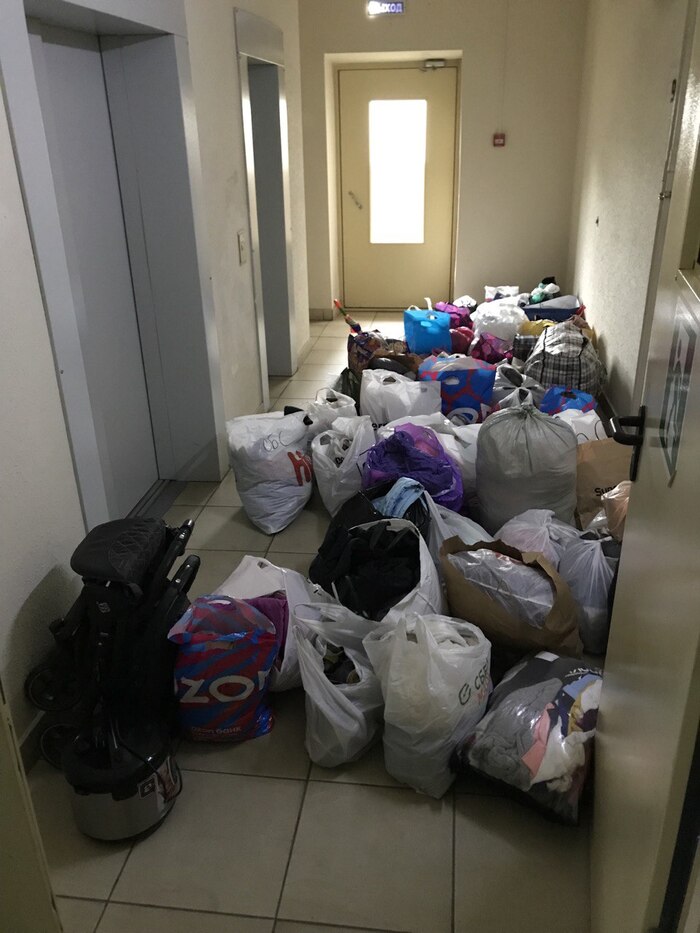 В три захода на лифте спускал и отвез в благотворительный фонд