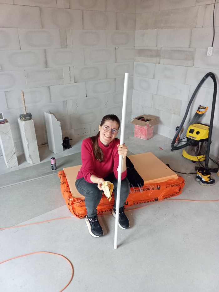 Щастливая супруга в день заселения