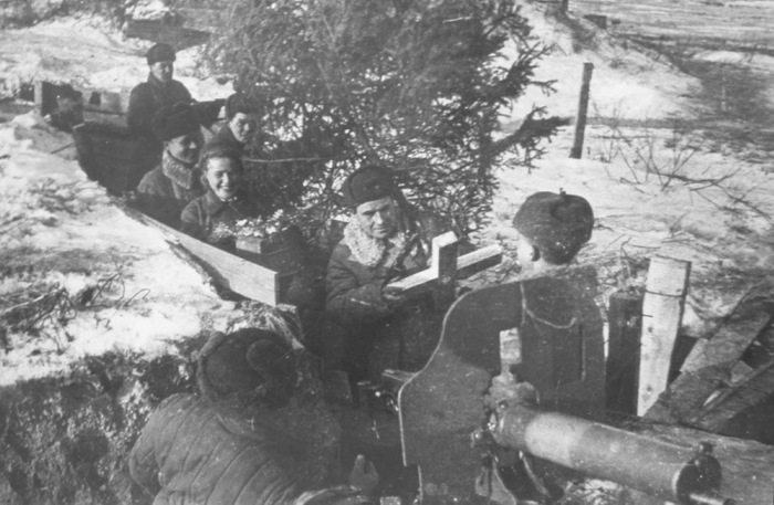 Бойцы Ленинградского фронта несут по ходу сообщения новогоднюю ёлку