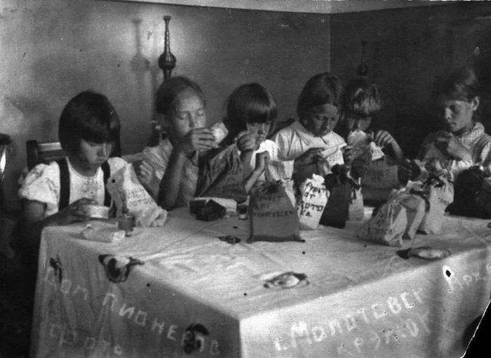 Дети готовят подарки для отправки на фронт