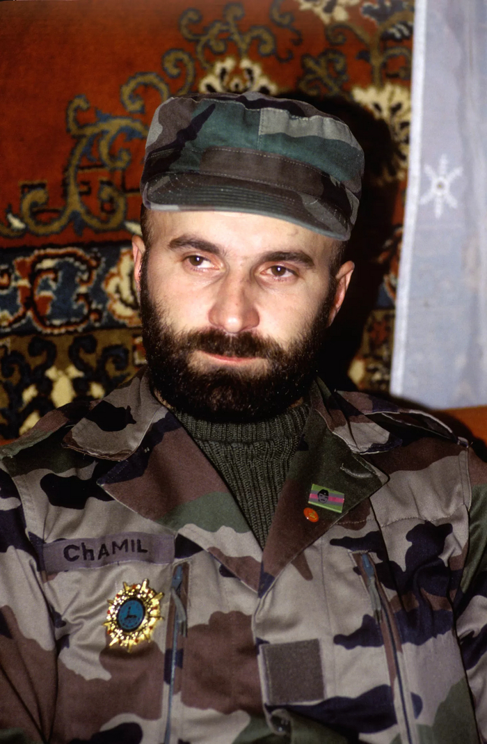 Полевой командир Шамиль Басаев.