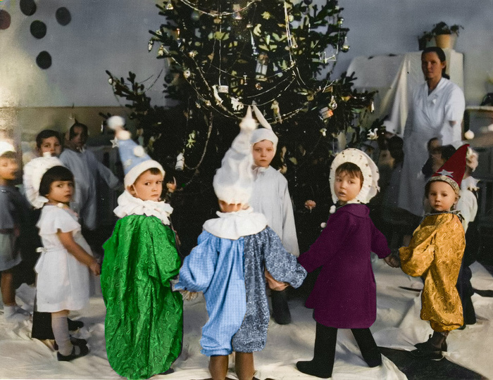 Советский Новый год в ностальгических фотографиях прошлых десятилетий. 20 раскрашенных фотографий Старое фото, Фотография, Детство в СССР, СССР, Новый Год, Колоризация, Длиннопост