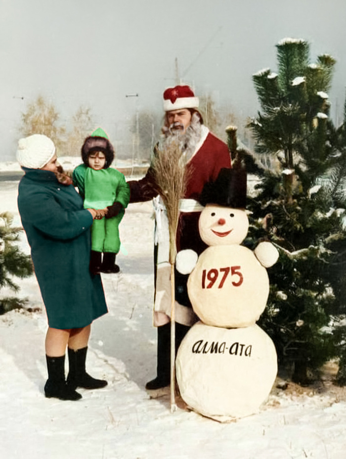 Советский Новый год в ностальгических фотографиях прошлых десятилетий. 20 раскрашенных фотографий Старое фото, Фотография, Детство в СССР, СССР, Новый Год, Колоризация, Длиннопост