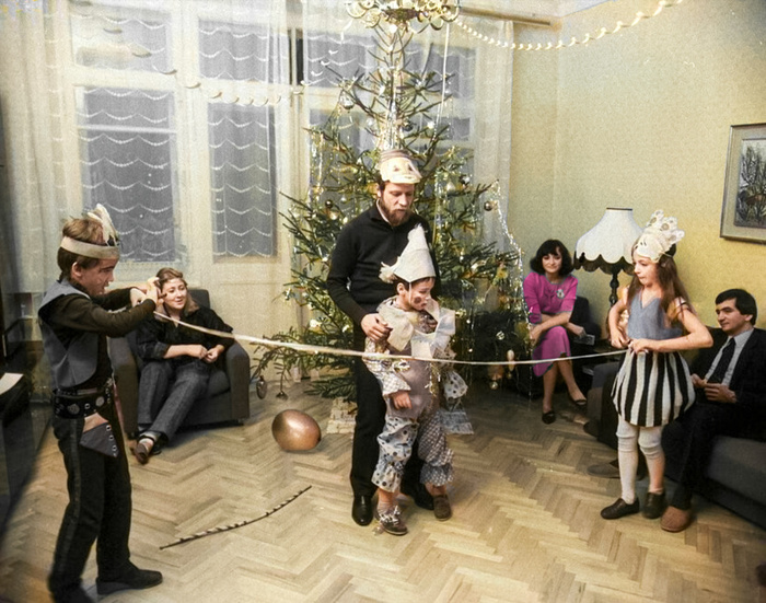 Советский Новый год в ностальгических фотографиях прошлых десятилетий. 20 раскрашенных фотографий Старое фото, Фотография, Детство в СССР, СССР, Новый Год, Колоризация, Длиннопост