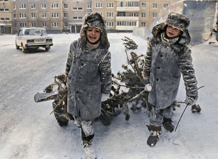 Советский Новый год в ностальгических фотографиях прошлых десятилетий. 20 раскрашенных фотографий Старое фото, Фотография, Детство в СССР, СССР, Новый Год, Колоризация, Длиннопост