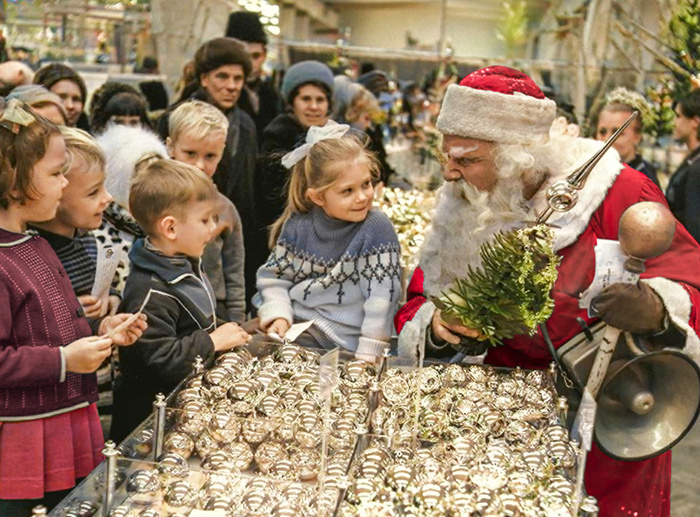 Советский Новый год в ностальгических фотографиях прошлых десятилетий. 20 раскрашенных фотографий Старое фото, Фотография, Детство в СССР, СССР, Новый Год, Колоризация, Длиннопост