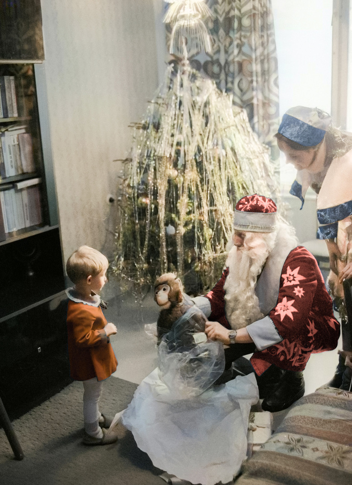 Советский Новый год в ностальгических фотографиях прошлых десятилетий. 20 раскрашенных фотографий Старое фото, Фотография, Детство в СССР, СССР, Новый Год, Колоризация, Длиннопост