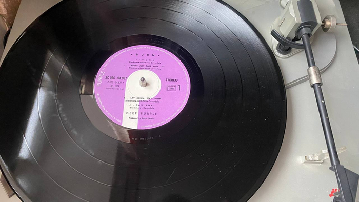 Да, я сфоткал винил не протертый от бумажной пыли из конверта